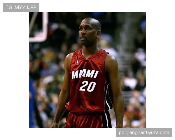 加里·佩顿无球跑动制造防守混乱，提升球队转换效率